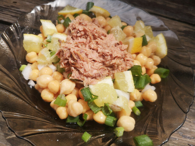 Mediteranska salata sa tunjevinom i leblebijama