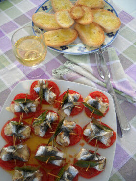 Brusketi sa pečenim sardinama i paradajzom
