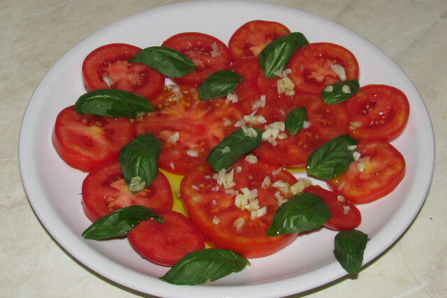 Salata od paradajza i belog luka