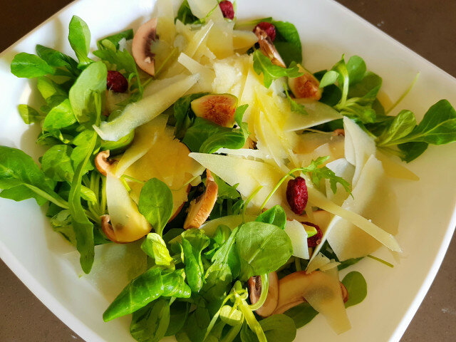 Zelena salata sa aromatičnim sirom, smokvama i pečurkama