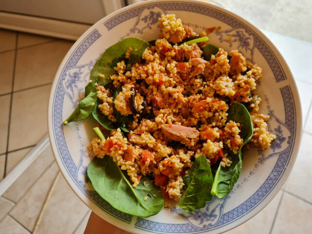 Obrok salata sa kuskusom i tunjevinom
