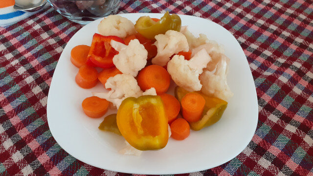 Turšija od karfiola, paradajz-paprika i šargarepe sa kuvanom marinadom