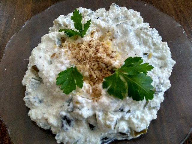 Mlečna salata sa kiselim krastavcima i maslinama