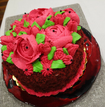 Torta Crveni somot sa cvetovima od švajcarskog krema