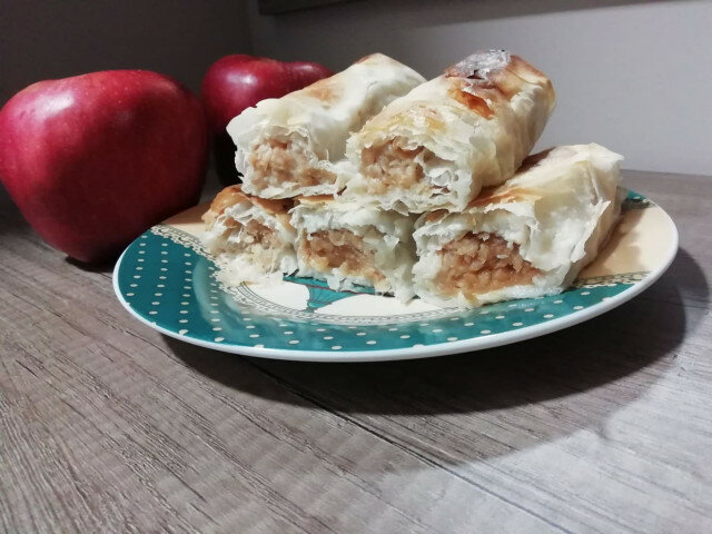 Hrskava pita sa jabukama i cimetom