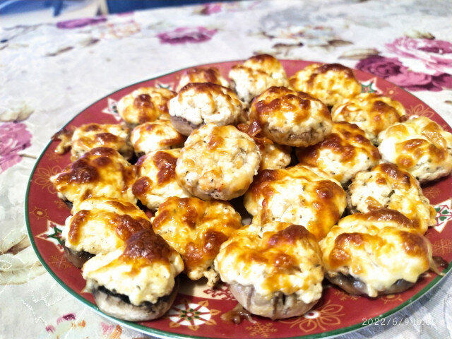 Mini punjene pečurke sa sitnim sirom i parmezanom