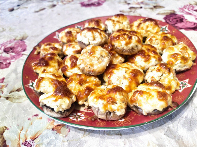 Mini punjene pečurke sa sitnim sirom i parmezanom