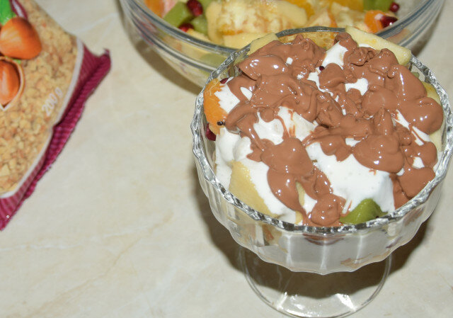 Voćna salata sa pavlakom i čokoladom