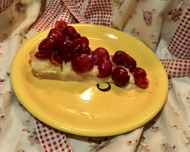 Laki tart sa svežim trešnjama