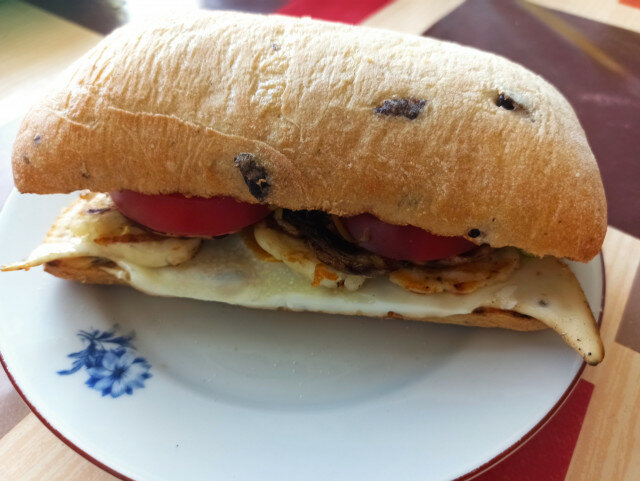 Čabata sendvič sa Halumi sirom