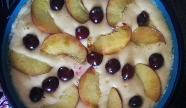 Jednostavan kolač sa breskvama i trešnjama