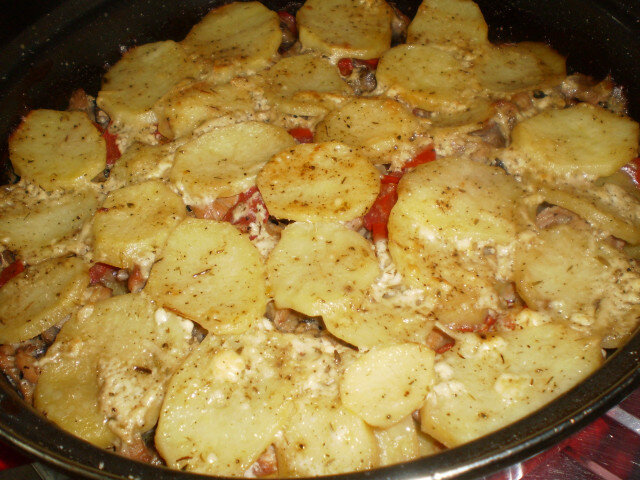 Pileće zapečeno jelo sa krompirom i pečurkama