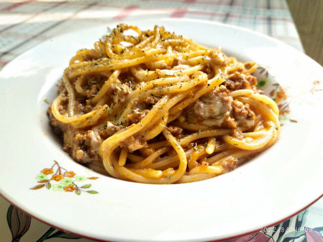 Špagete sa sosom od paradajza i vina