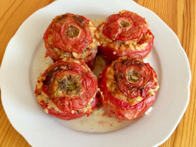 Crveni paradajz punjen pirinčem i mlevenim mesom