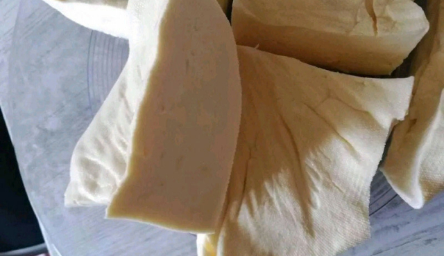 Ukusan domaći sir od kravljeg mleka