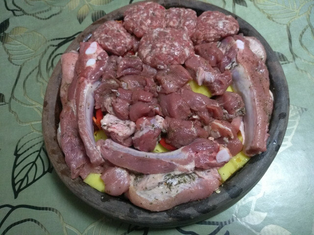 Sač sa tri vrste svinjetine i povrćem