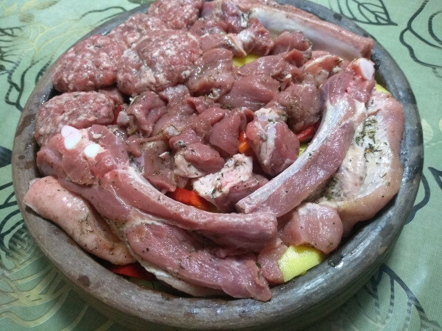 Sač sa tri vrste svinjetine i povrćem