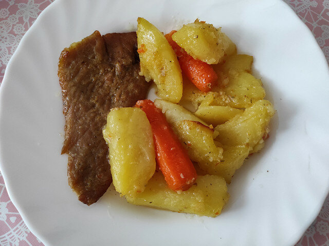 Pečeno meso sa krompirom i šargarepom
