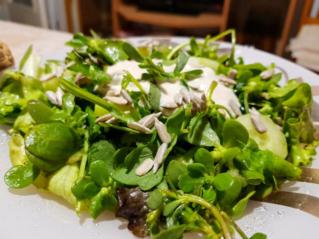 Zdrava salata od tušta sa mlečnim sosom