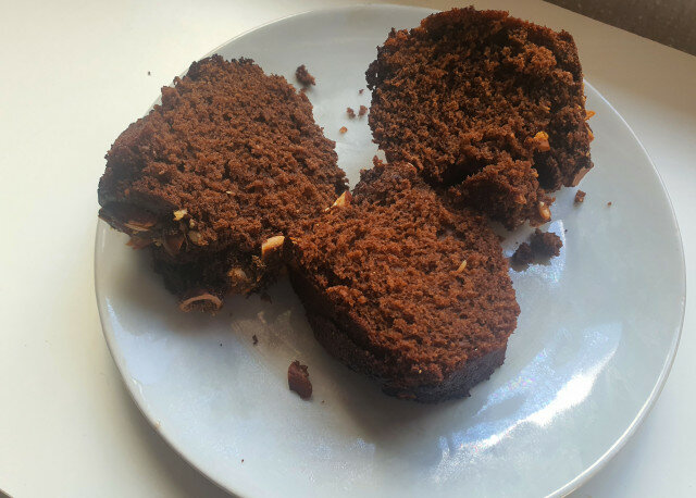 Čokoladni kolač sa lešnicima i brašnom od rogača