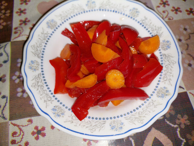 Rezane paradajz paprike i šargarepe u teglama