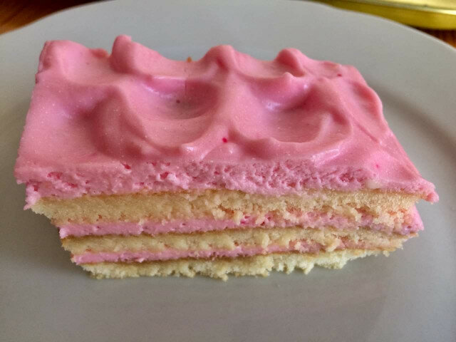 Praznična roze torta sa kiselom pavlakom