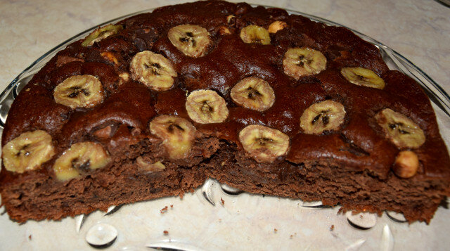 Banana kolač sa čokoladom i lešnicima