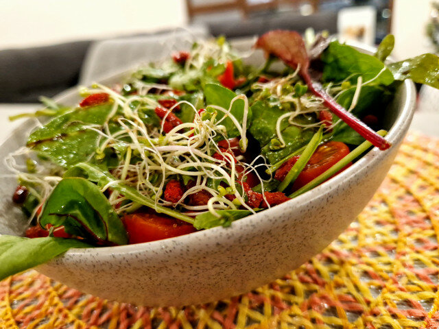 Zelena salata sa godži bobicama i klicama brokolija