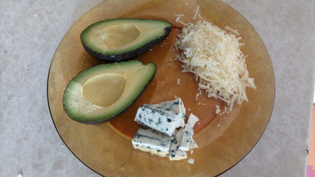 Pečeni avokado sa plavim sirom