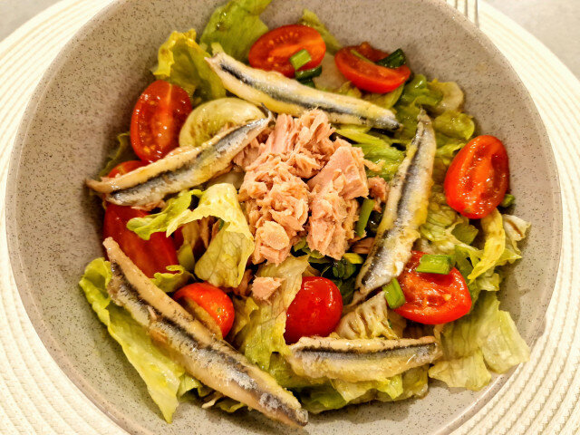 Riblja salata sa ajsbergom i čeri paradajzom