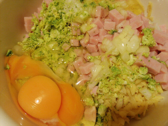 Krompir ćuftice sa jajima, ćuretinom i brokolijem