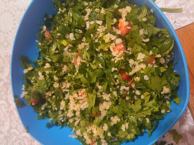 Salata tabule sa peršunom i dve vrste luka