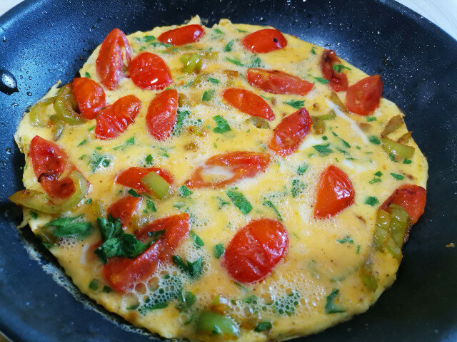 Omlet sa čeri paradajzom i parmezanom