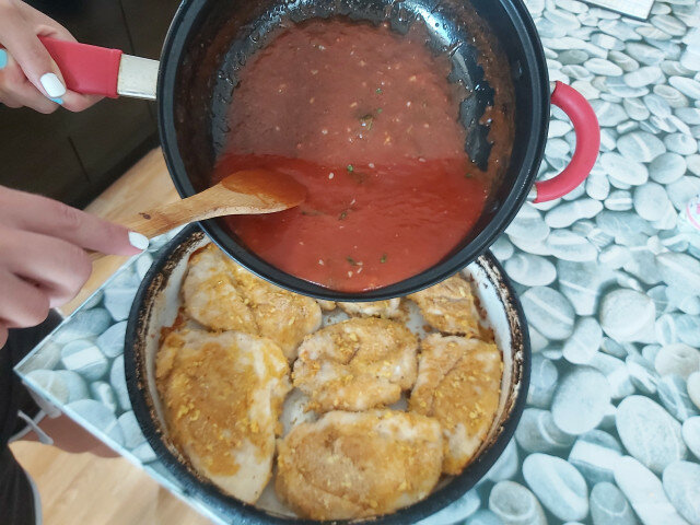 Piletina sa mocarelom, parmezanom i sosom od paradajza
