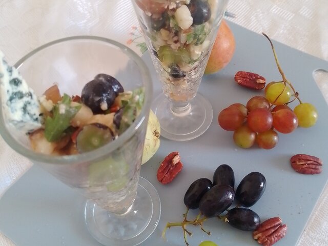 Salata sa kruškama, grožđem i plavim sirom