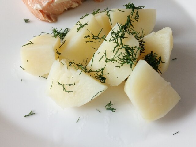 Kuvani krompir sa belim lukom i mirođijom