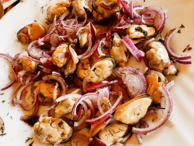 Salata od školjki ​​sa crvenim lukom i mirođijom