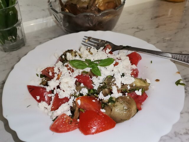 Grčka salata sa patlidžanom i paradajzom
