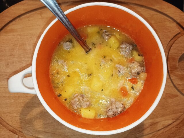 Supa sa kuglicama od mesa sa krompirom i pirinčem