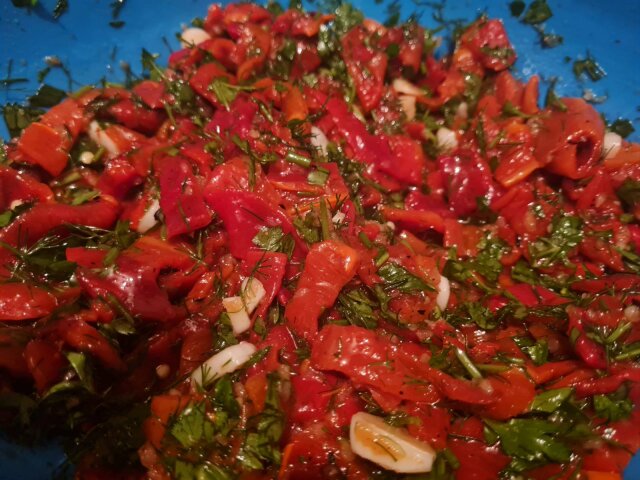 Salata od pečenih paprika sa belim lukom