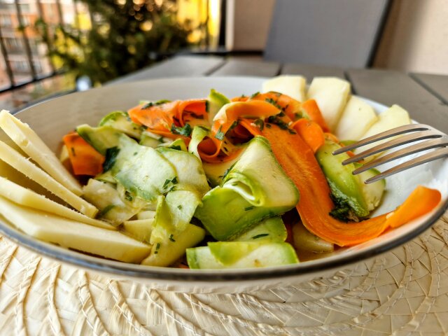 Sveža salata od tikvica i šargarepe