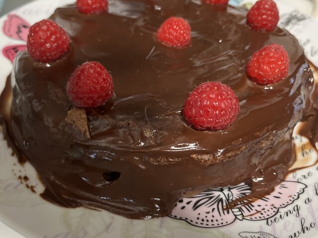 Keto kolač sa čokoladnim prelivom