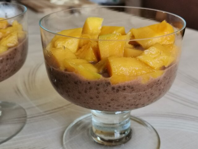 Vegan čia puding sa mangom i bananom