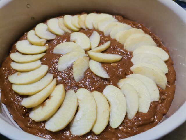 Posni kolač sa medom i jabukama