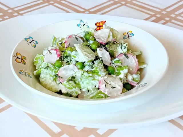 Zelena salata sa graškom i rotkvicama