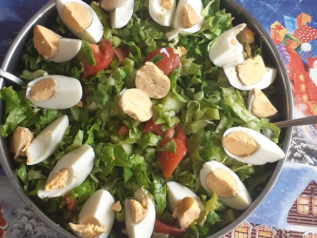 Zelena salata sa jajima i paradajzom
