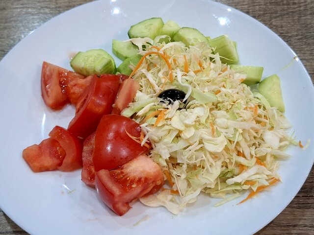 Salata od kupusa sa paradajzom i krastavcem