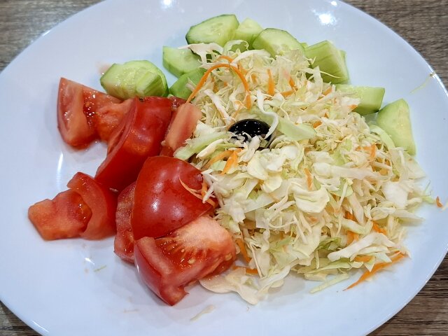 Salata od kupusa sa paradajzom i krastavcem