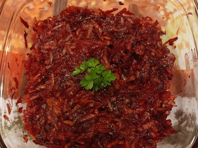 Vitaminska salata od cvekle, šargarepe i jabuka