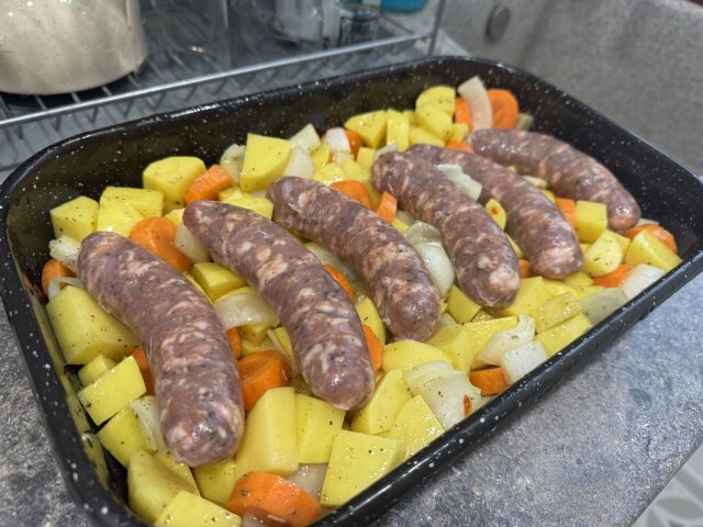 Kobasice sa krompirom u rerni